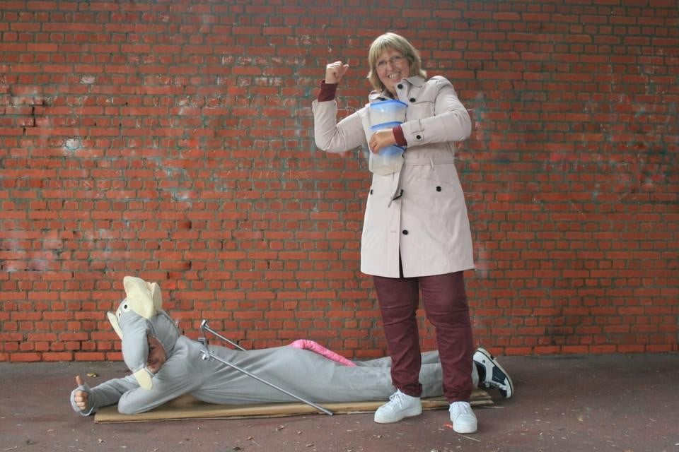 De PVDA kaart de muizenuitbraak al maanden aan met ludieke acties. Er werden al twee keer ongediertebestrijders naar de straat gestuurd.