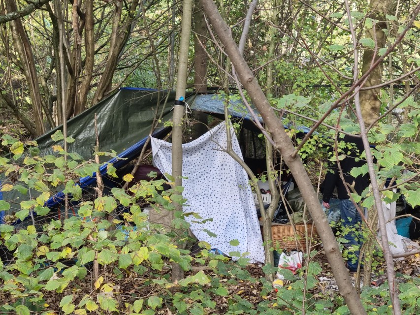 Aan de rand van de Bourgoyen woont een dakloze vrouw in een geïmproviseerde tent. 