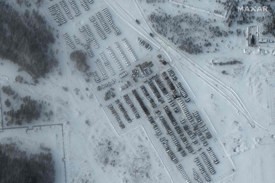 Een satellietbeeld van Yelnya, waar Russische troepen en tanks verzameld zijn. 