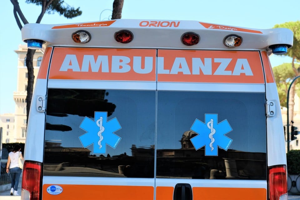 Eén dode en meerdere gewonden bij ongeval met bus in Zuid-Italië | Het Nieuwsblad Mobile