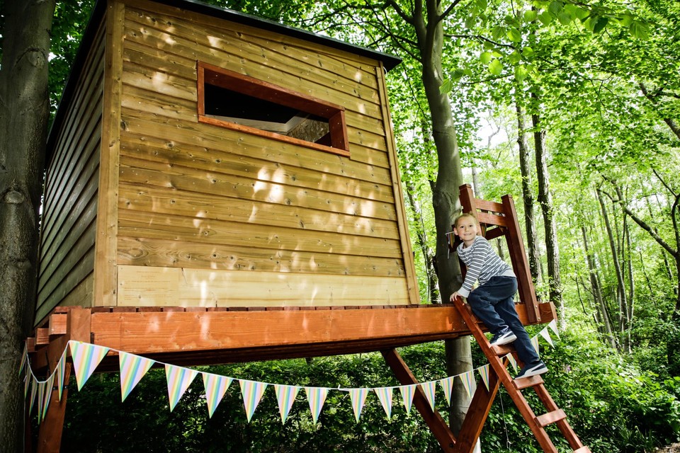 Arthur bestijgt zijn royale boomhut, gemaakt door leerlingen houtbewerking van Atheneum Schoten en besteld door Make a Wish.