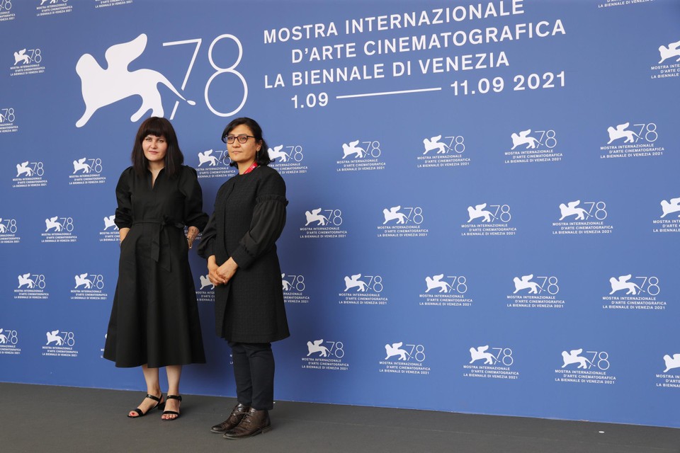 De Afghaanse filmmakers Sahra Karimi en Sarah Mani maakten deel uit van een internationaal panel dat het lot van filmmakers en artiesten in Afghanistan besprak nu dat het land werd overgenomen door de taliban. 
