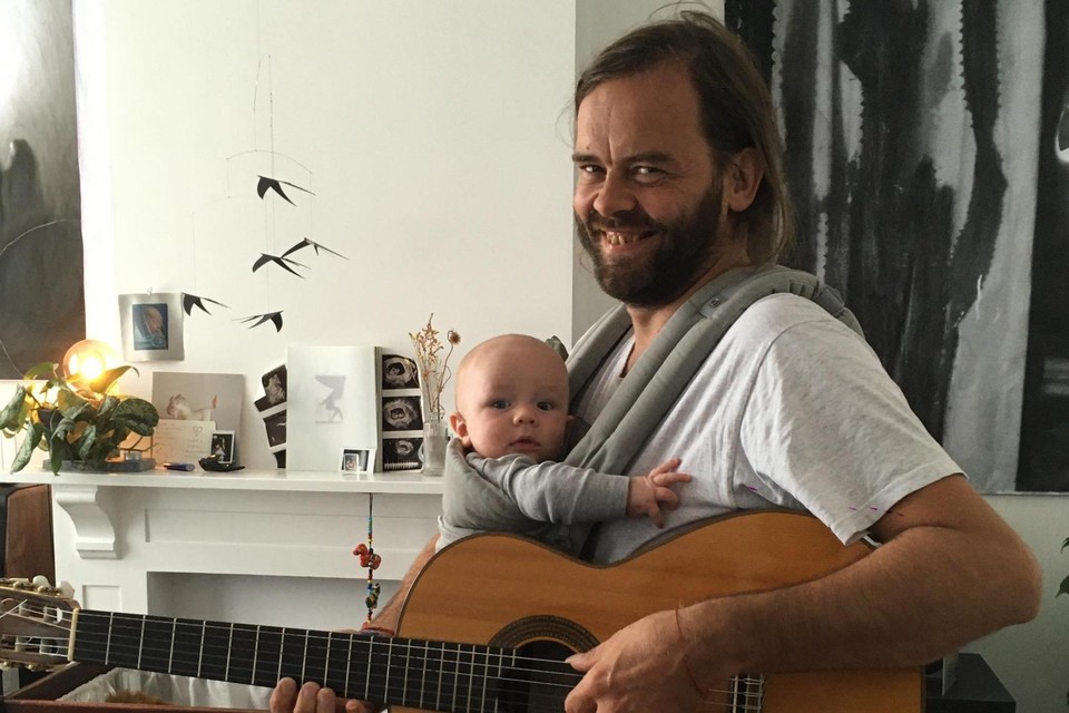 Myrddin en zijn kleinzoon Médyn: nog een generatie De Cauter die zo te zien dicht bij gitaren zal opgroeien. 