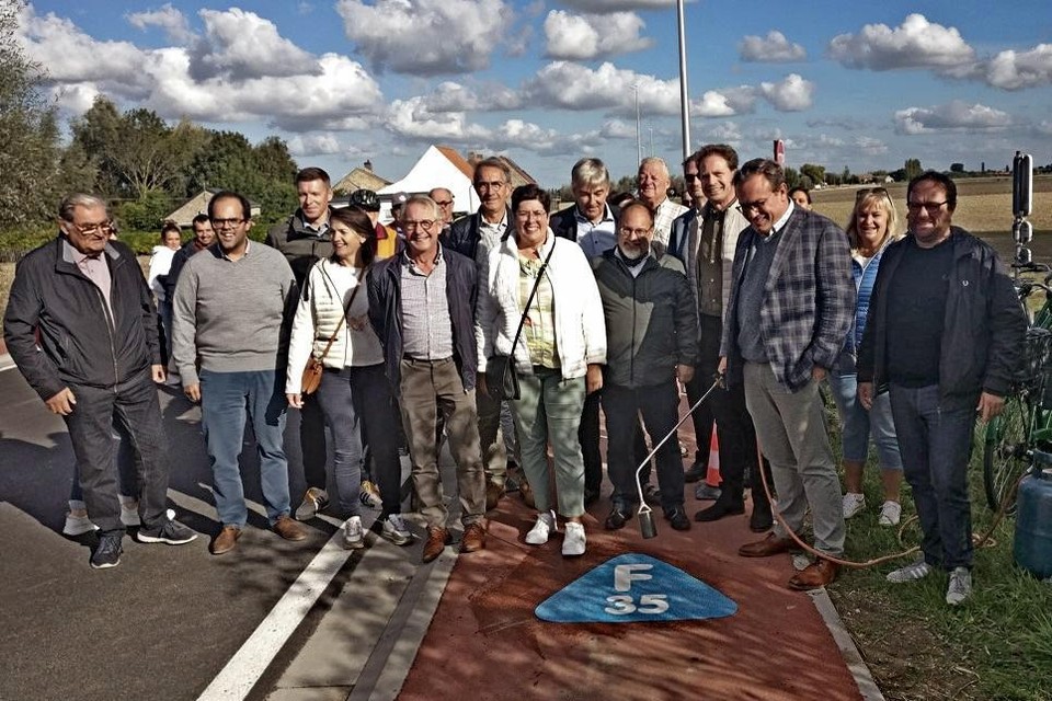 Dit nieuwe stuk fietspad van 4,5 kilometer maakt de fietssnelweg F35 tussen Diksmuide en Veurne volledig. 