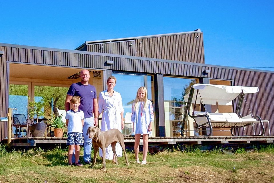 Kristof, Charline en de kinderen Tess en Jack bouwden een nieuw leven op in Italië. Ze ontvangen gasten in Eco Design Shelters. Idyllisch ziet het er alleszins uit. 