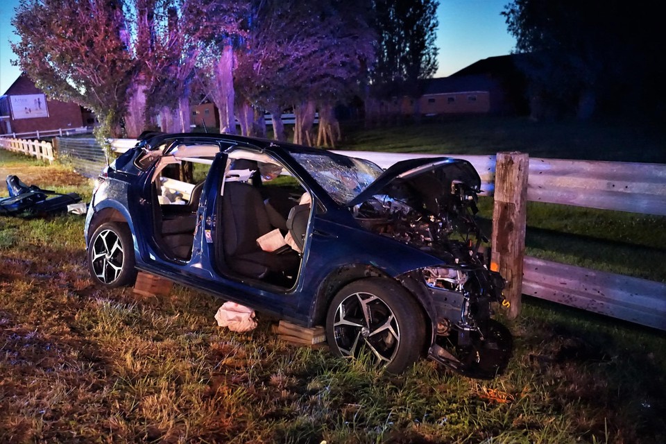 De blauwe Volkswagen belandde na de harde klap tegen de vangrail en is volledig verwoest. 