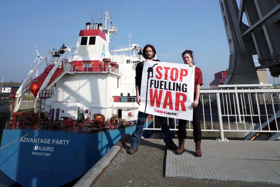 Vredesactivisten protesteerden op 22 maart in de Antwerpse haven tegen de komst van de olietanker ‘Advantage Party’ die Russische olie vervoerde. 