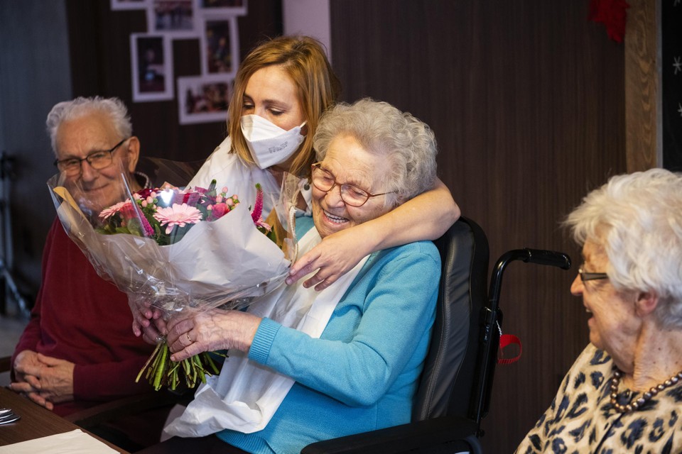 Stiena wordt in de bloemetjes gezet voor haar 90ste verjaardag. 