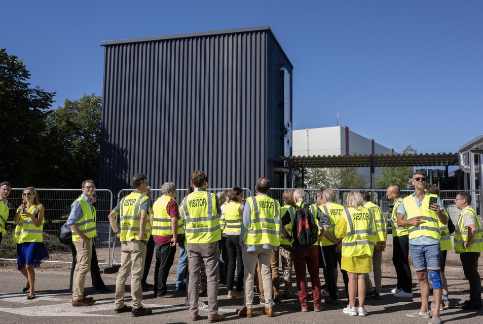 Een grote thermische batterij slaat de opgewekte warmte van de zonneparabolen deels op bij Avery Dennison in Turnhout.