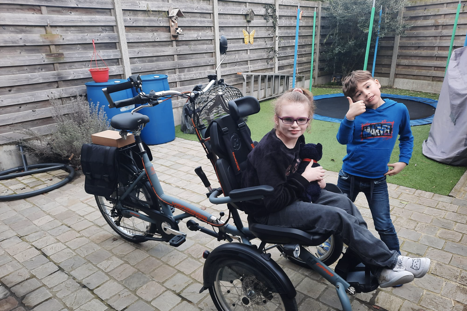 Danou en haar broer Rowan kijken vol spanning uit naar de zomer om er op uit te trekken met de nieuwe rolstoelfiets.