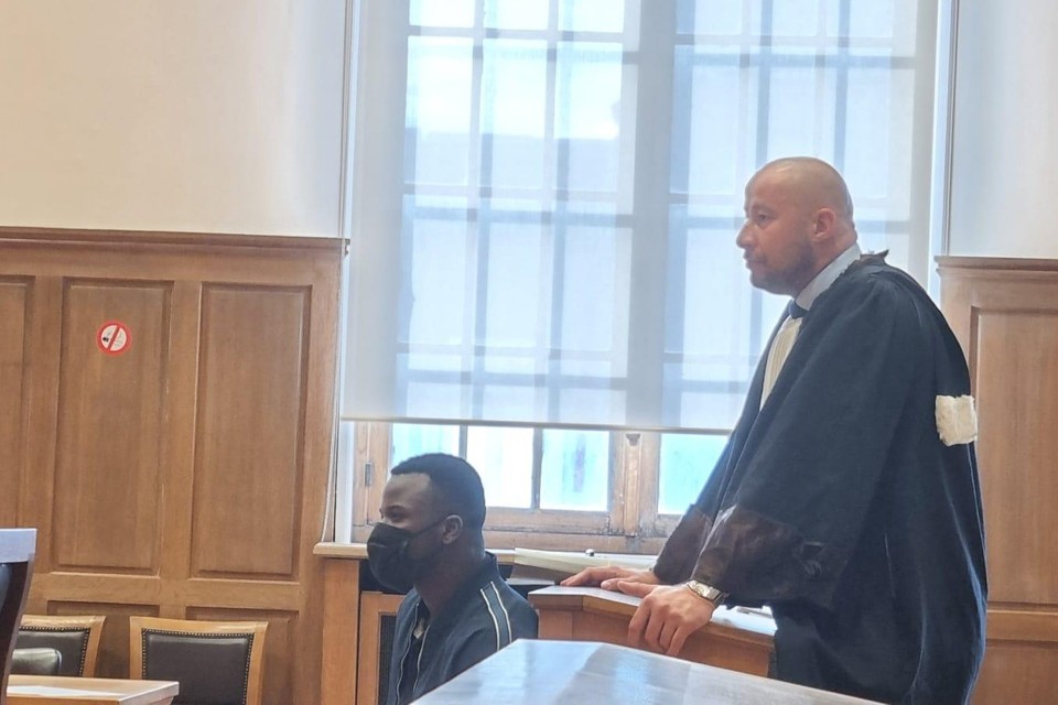 Losena Keita en zijn advocaat Thomas Vandemeulebroucke woensdagmorgen in de rechtbank van Kortrijk. 