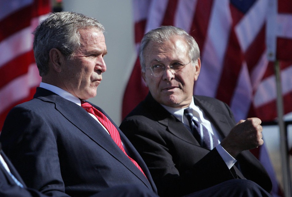 Bush (links) en Rumsfeld (rechts). 