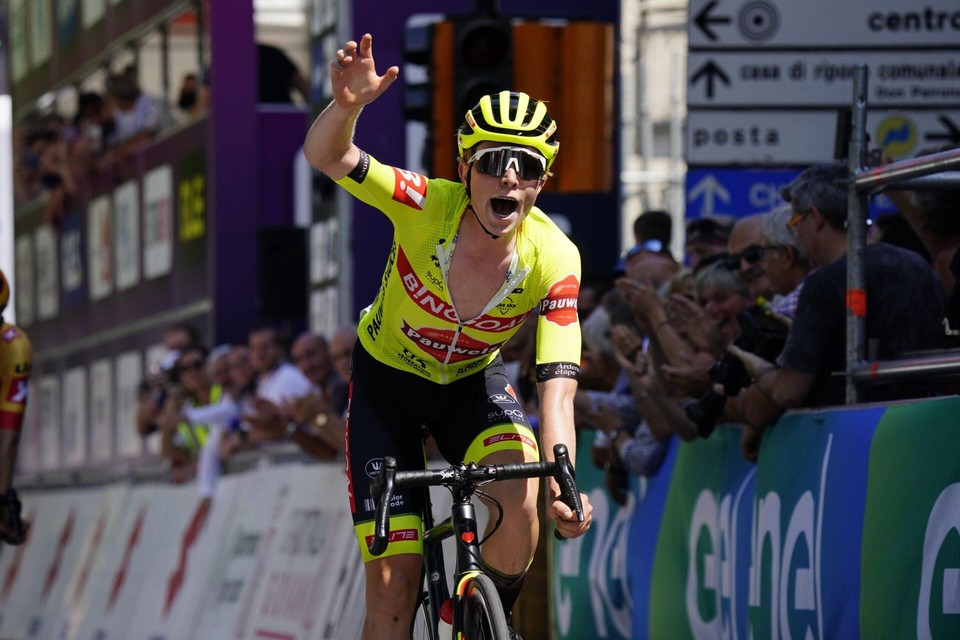 Gil Gelders viert een ritzege in de Baby Giro (de Ronde van Italië voor beloften). 