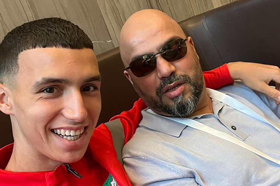 Bilal El Khannouss met zijn trotse vader Mohamed: “Ik word nu nog altijd emotioneel als ik over zijn WK-selectie spreek.” 