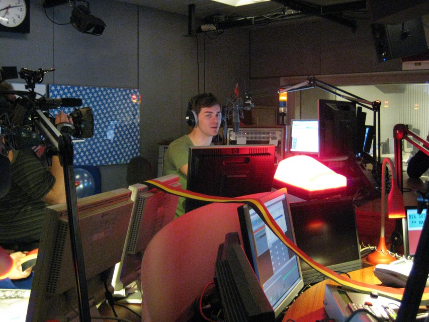 Peter Van de Veire tijdens de eerste uitzending van MNM, in 2009.