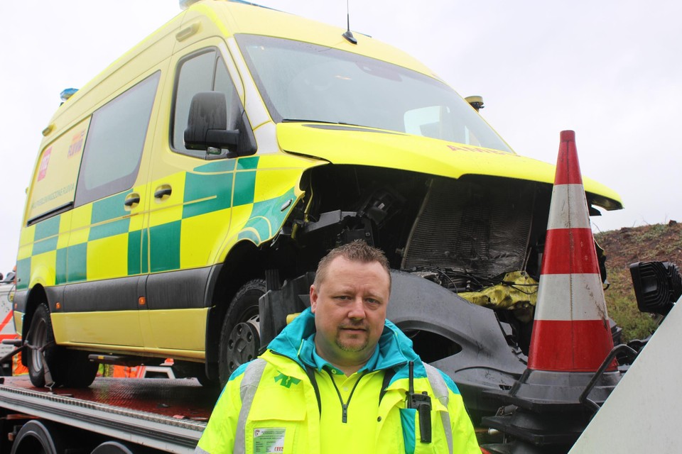 “De klap was enorm, de ambulance is waarschijnlijk perte total”, zegt ambulancier Kurt Van Slembrouck. 