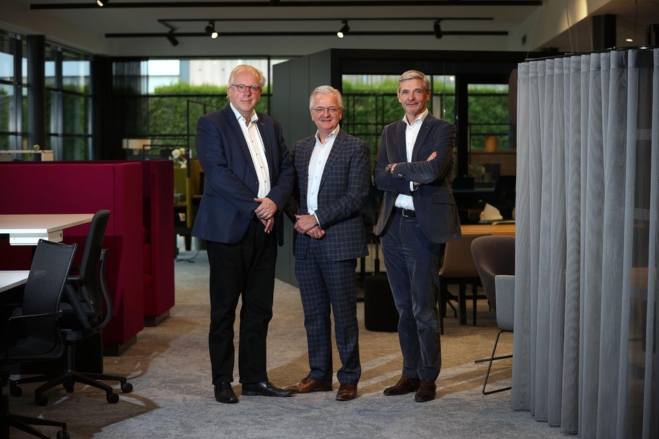 Goswin Fijen (links) neemt alle aandelen van Pami over van Lode (midden) en Hendrik Essers. 
