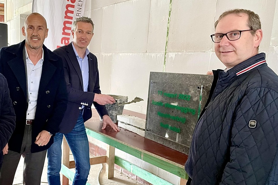 Burgemeesters Peter Gysbrechts van Putte en Jan Moons van Heist-op-den-Berg samen met voorzitter Wim Van den Bruel van de  huisvestingsmaatschappij.  