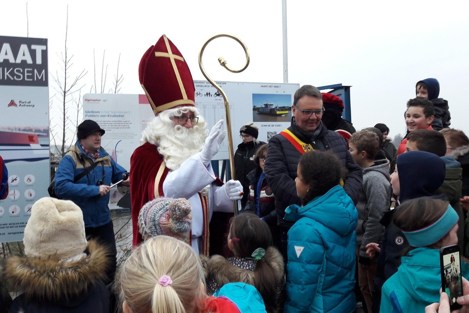 Sinterklaas komt naar goede gewoonte aan aan het Callebeekveer. 