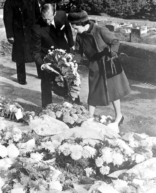 Elizabeth en Philip leggen een rouwkrans neer in Aberfan. 