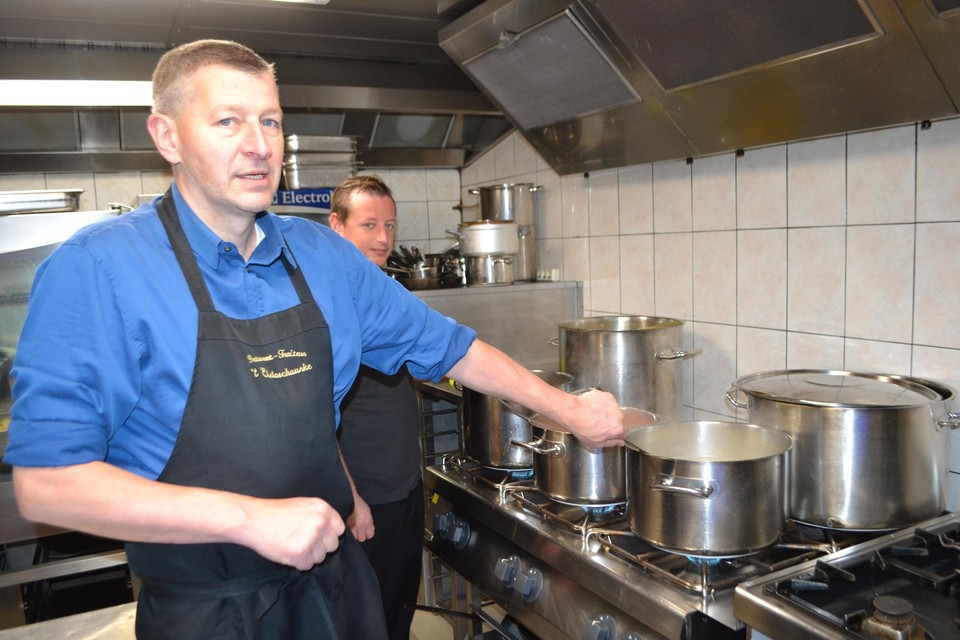 Chef Kurt De Beule en zijn helper aan de stoofpotten in de keuken van ’t Elsloschuurken