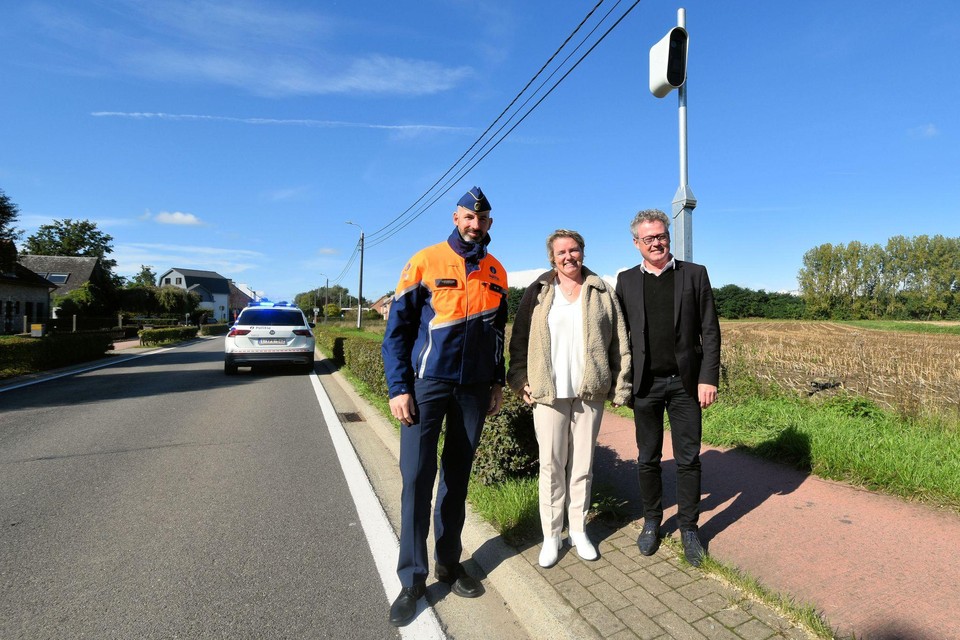 Korpschef Filip Van Steenbergen met burgemeester Veerle Geerinckx van Zemst en Kris Leaerts van Kampenhout bij de nieuwe camera. 