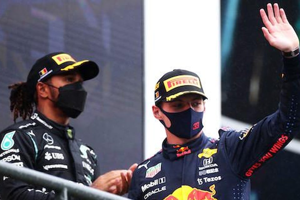 Lewis Hamilton en Max Verstappen op het podium van de GP van België