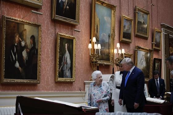 Queen Elizabeth met Donald en Melanie Trump in de Picture Gallery.