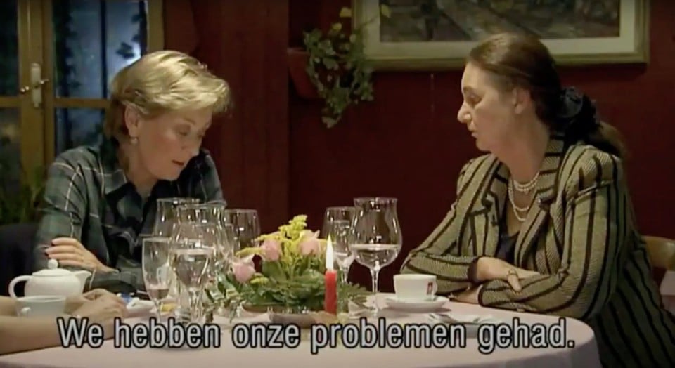 Voor een VRT-documentaire uit 2006 liet Paola zich op restaurant filmen, in gesprek met een vriendin. 
