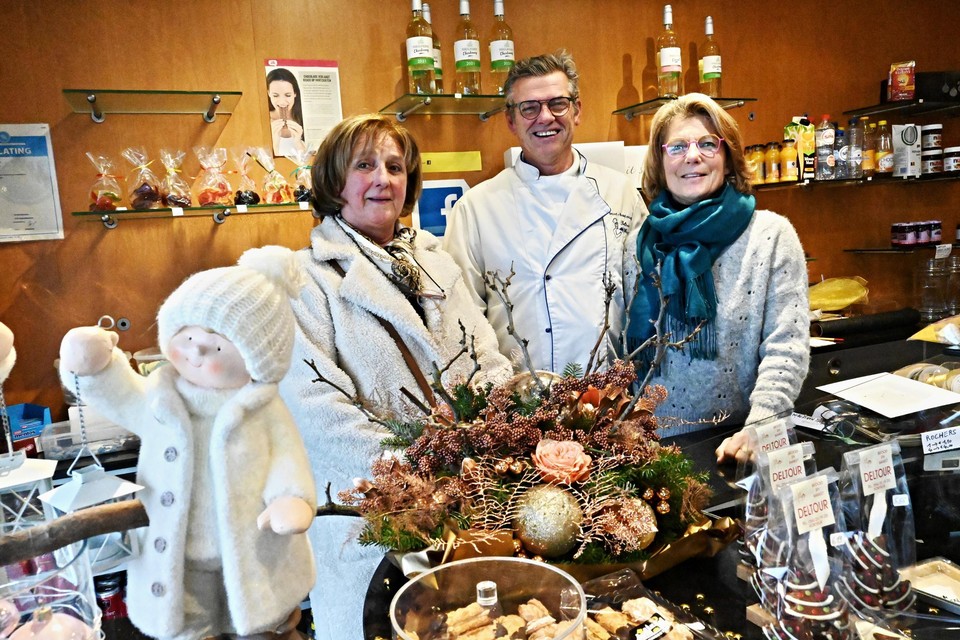 Hilde Malfrère komt, net als heel wat andere klanten, bakker Vincent Deltour en Irene Vanhoonacker bedanken voor de afgelopen jaren. 