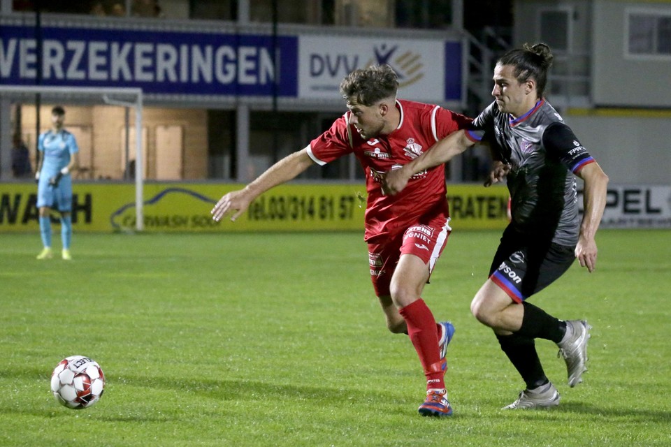 Dennes De Kegel zit Nick Kuijlaers van Hoogstraten achterna.