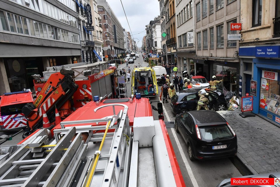 De bestuurder moest uit zijn wagen bevrijd worden.