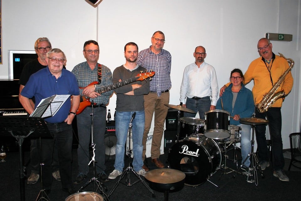 Boss Ross samen met voorzitter Iwein Van Malderen en AVLO-voorzitter Van Waes: klaar voor een nieuw concertjaar in de Lokerse Jazzklub.