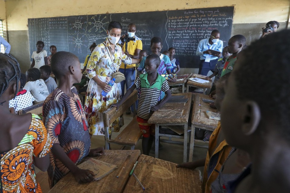 Minister Kitir in een school in Burkina Faso. Ze is momenteel op werkbezoek in West-Afrika. 