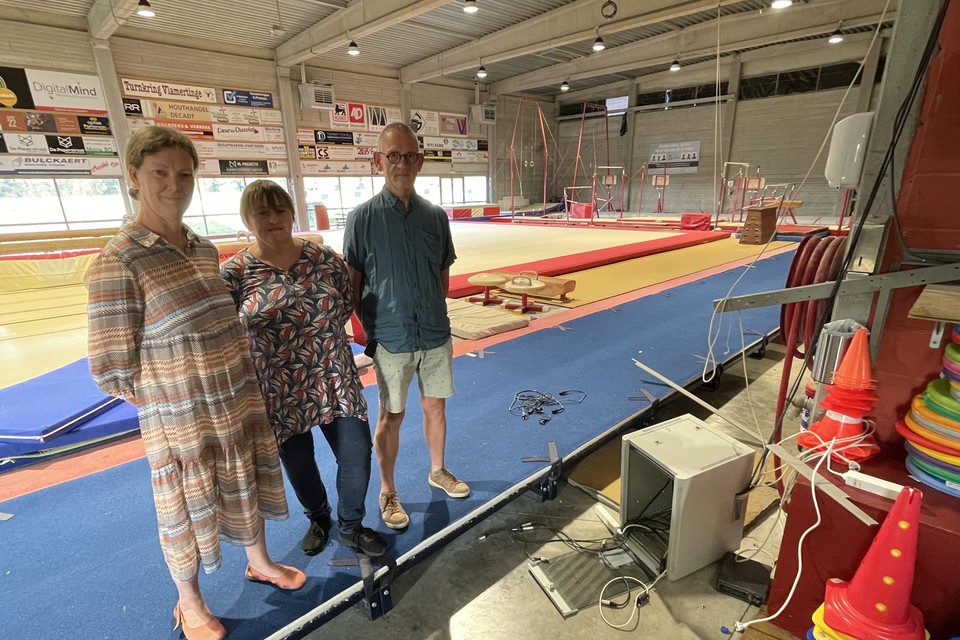 Els Vanhaute (midden) samen met andere bestuursleden van de lokale turnkring en Westhoek Turncentrum bij de kast van de gestolen muziekinstallatie, die van de muur van de sporthal werd getrokken, in de Ieperse deelgemeente Vlamertinge.