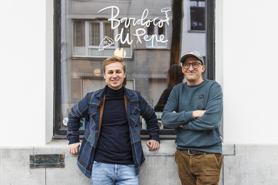 Jindich e Pieter-Jan davanti alla facciata della loro nuova attività. 