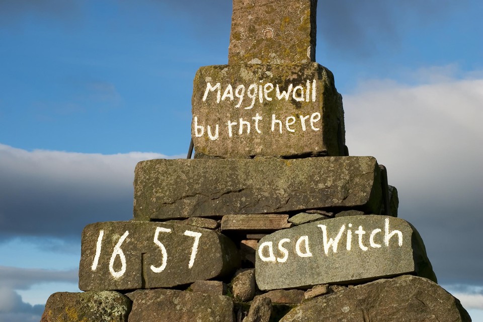 Een ‘heksenmonument’ in het Schotse Dunning: minstens 2.500 Schotten werden ter dood veroordeeld voor beschuldigingen van hekserij. 