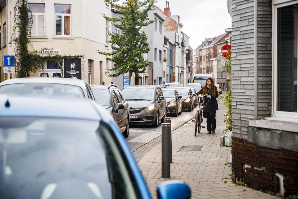 De Borsbeekstraat in Antwerpen: een streetcanyon met veel verkeer 