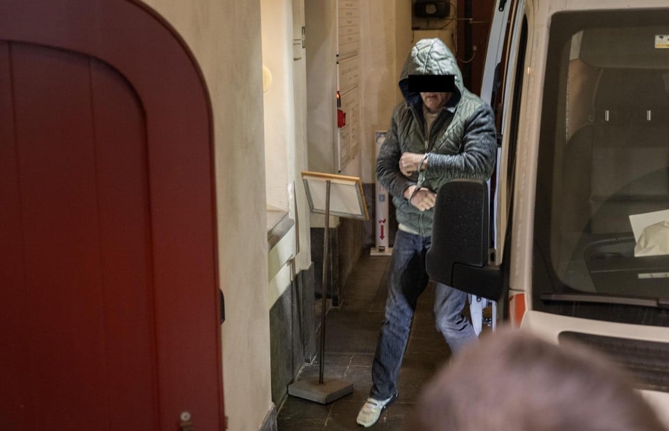 Nick M., the increasing friend of De Schepper, enters the courthouse.