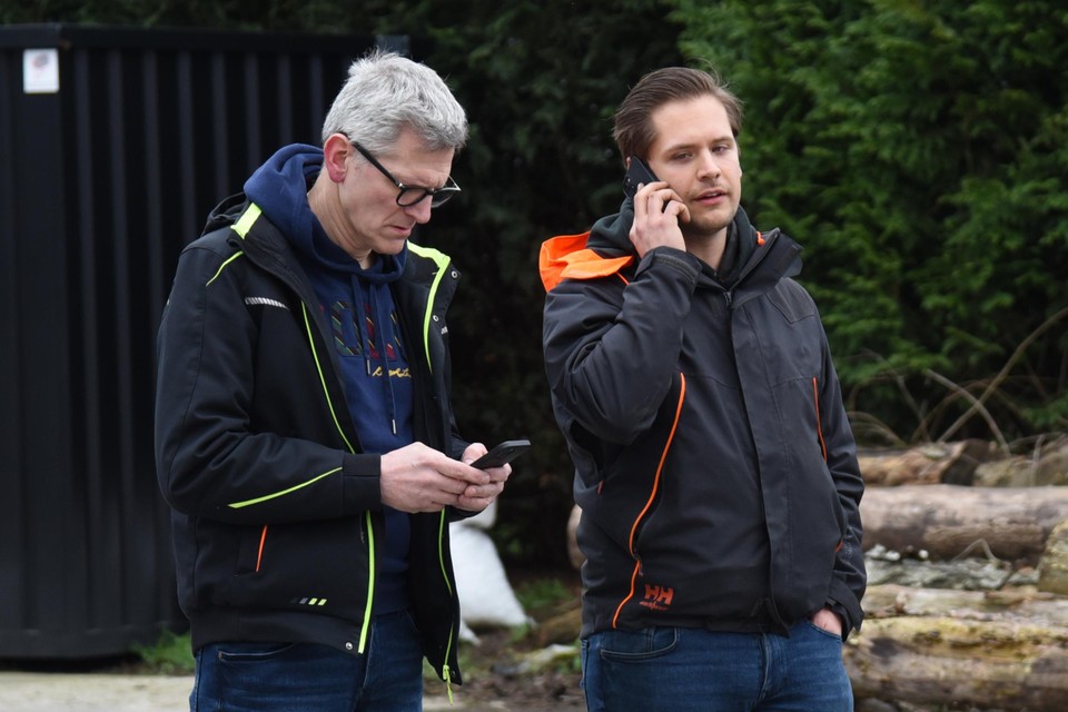 Yannick Van Cauter (rechts) en zijn oom runnen het busbedrijf.