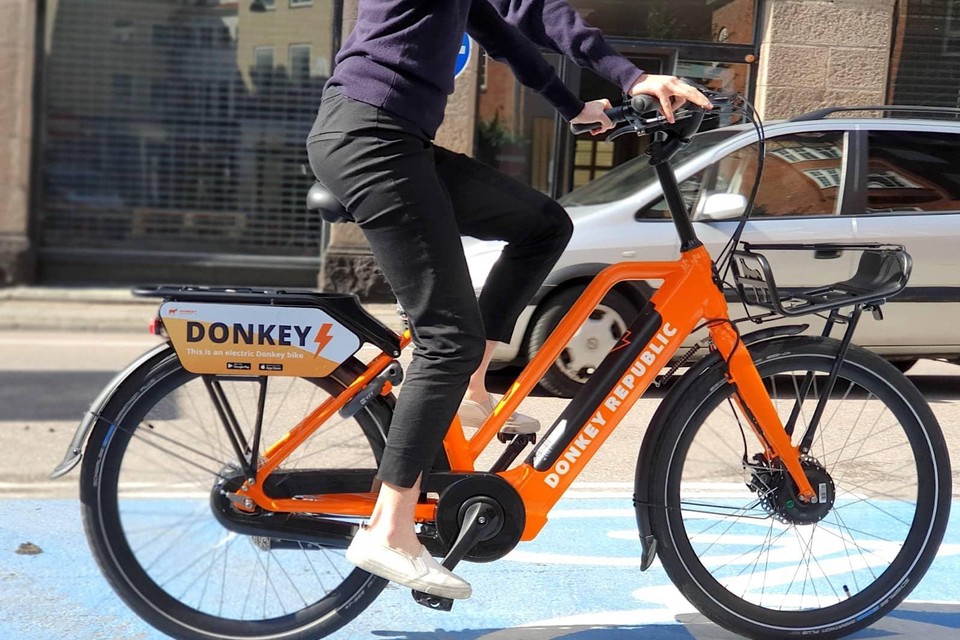 Met de elektrische deelfietsen van Donkey Republic wordt het nog eenvoudiger om langere afstanden al fietsend af te leggen. 