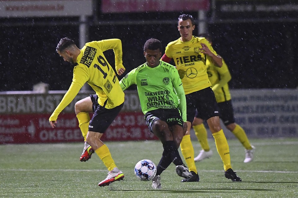 Ninove - Olsa Brakel: Allan Tshimanga dribbelt zich voorbij Visar Shala.