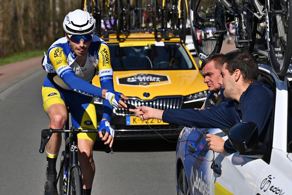 Kenny De Ketele moest als sportdirecteur bij Sport Vlaanderen-Baloise uit zijn pijp komen in de Ronde van Vlaanderen.
