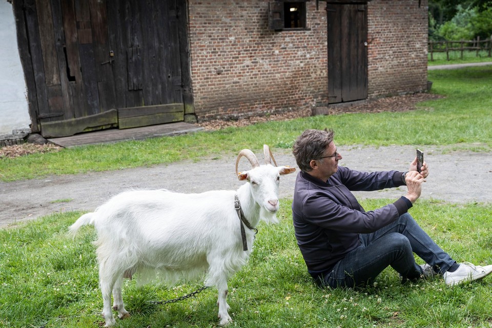 Erik Van Looy liet zich helemaal gaan met de bewoners van Bokrijk.