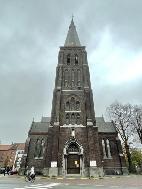 De enorme Heilig-Hartkerk staat al vijf jaar leeg en moet een nieuw kloppend hart worden voor de dichtbebouwde Dampoortwijk. 