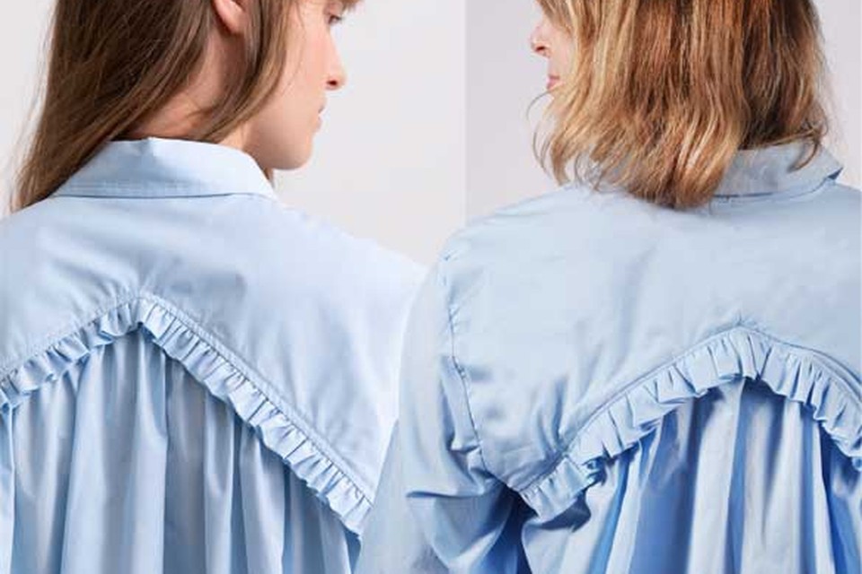 Links blouse Anna zoals ze in de Veritas-brochure staat, rechts de blouse die onze redactrice naaide. 