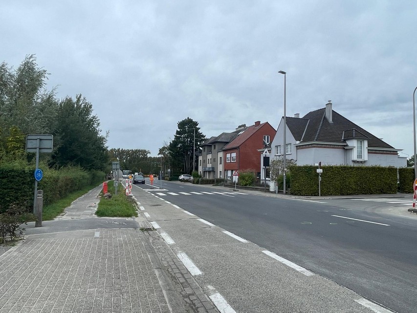Het ongeval gebeurde aan het kruispunt van de Aalst- en Smissestraat. Volgens buurtbewoners kwam de fietser uit het steegje links van de baan gereden.