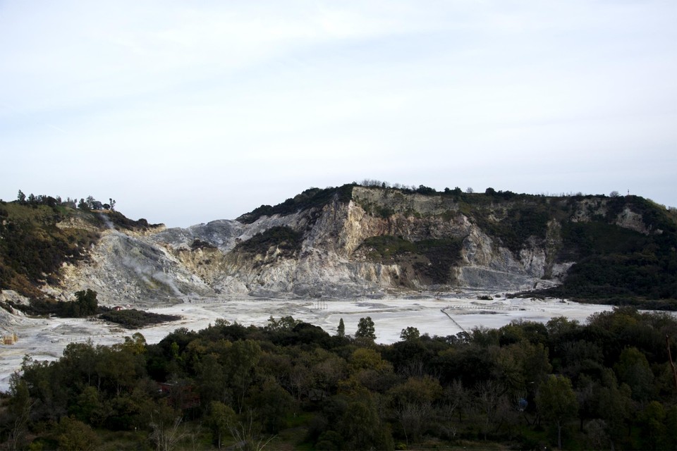 Een van de kraters op de Campi Flegrei.