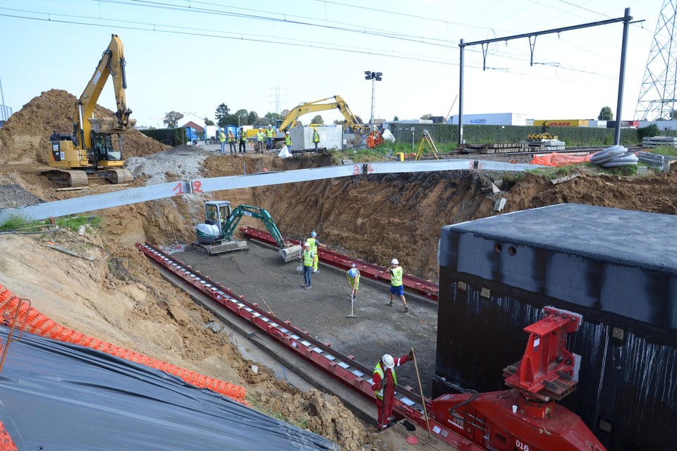 De tunnelkoker staat klaar om onder sporen geschoven te worden. De spoorlijn werd daarvoor volledig opengebroken.