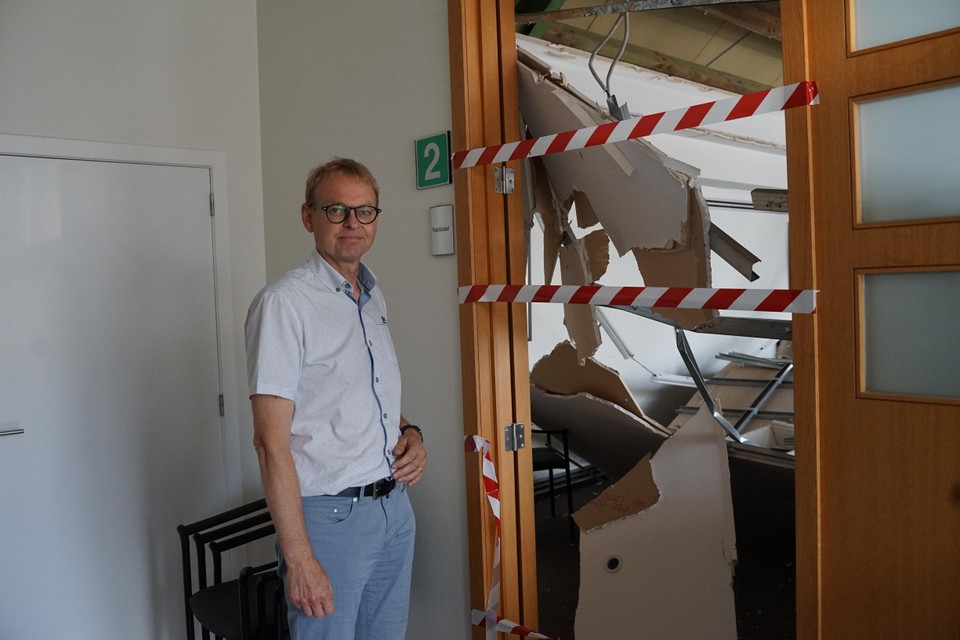 Algemeen directeur Ivan Vandenbussche vergaderde maandagavond nog met twintig personen in de raadszaal. “Het is voorlopig een raadsel hoe het plafond plots is ingestort.” 